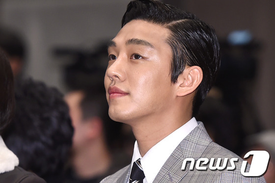 (서울=뉴스1스타) 고아라 기자 = 배우 유아인이 27일 오후 서울 한국프레스센터 국제회의장에서 열린 '제7회 올해의 영화상(2015 올해의 영화상)' 시상식에 참석해 수상 소감을 …