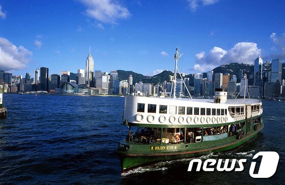 본문 이미지 - 스타 페리는 홍콩섬과 구룡반도를 연결하는 주요 교통수단으로 1888년부터 지금까지 계속 운항해 오고 있다. (홍콩관광청 페이스북 출처)ⓒ News1travel