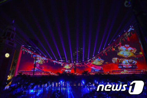본문 이미지 - 축제 분위기를 한껏 느낄 수 있는 ‘홍콩 플러스 3D 라이트 쇼’는 설 축제 기간인 오는 2월 10일부터 29일까지 어느때 보다 더욱 화려하고 눈부신 영상을 선보인다. (홍콩관광청 페이스북 출처)ⓒ News1travel