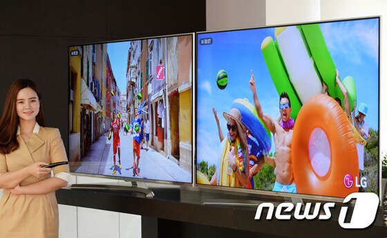 본문 이미지 - 지난 26일 LG전자 모델이 서울 여의도 LG 트윈타워에서 '슈퍼 울트라HD TV'를 소개하고 있다. LG전자는 색 재현력을 높여 생생한 화질을 구현하는 '슈퍼 울트라HD TV'를 국내 시장에 출시했다고 밝혔다. (LG전자 제공) 2016.1.28/뉴스1