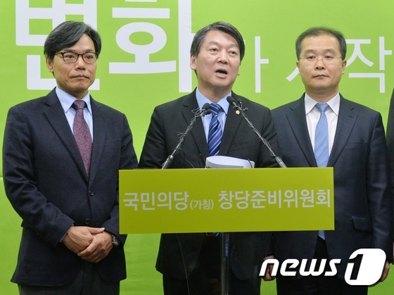 (서울=뉴스1) 송원영 기자 = 안철수 국민의당 인재영입위원장이 28일 오후 서울 마포구 국민의당 당사에서 열린 입당기자회견에서 이건태 전 검사(오른쪽)와 정재흠 회계사(왼쪽)를 …