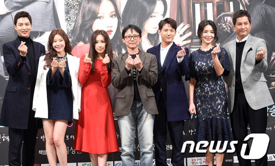 (서울=뉴스1스타) 권현진 기자 = '천상의 약속' 대박!드라마 주역들이 28일 오후 서울 강남구 논현동 임피리얼팰리스에서 열린 KBS2 새 일일드라마 '천상의 약속'(극본 김연신 …