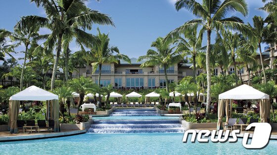 본문 이미지 - 코코넛 나무 아래 수영장에서 눈부시게 푸른 물빛을 바라보면서 최고의 시간을 보낼 수 있는 곳, 마우이 리츠칼튼 카팔루아.(허니문리조트 제공)ⓒ News1travel