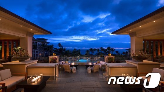 본문 이미지 - 카팔루아 지역의 팜 트리 숲 속에 자리하고 있는 웅장한 규모의 리츠칼튼 카팔루아는 하와이의 낭만을 만끽할 수 있다.(허니문리조트 제공)ⓒ News1travel