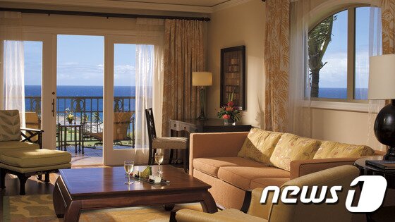 본문 이미지 - 객실의 커튼을 열면 태평양과 골프장이 한눈에 들어오는 시원한 풍경을 감상할 수 있다.(허니문리조트 제공) ⓒ News1travel