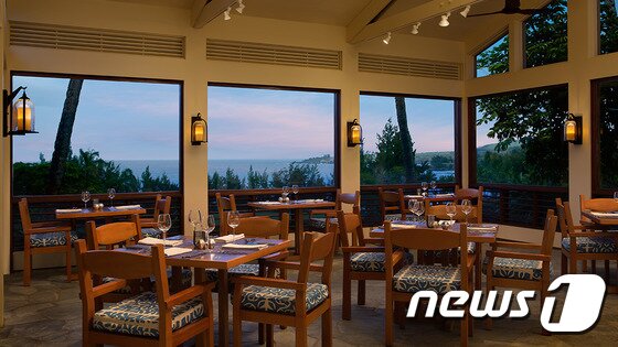 본문 이미지 - 리츠칼튼 카팔루아가 자랑하는 반얀트리 레스토랑은 태평양 지역의 요리를 비롯해 유럽식까지 퓨전 형 메뉴를 제공한다. (허니문리조트 제공)ⓒ News1travel