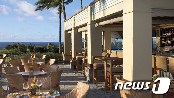 본문 이미지 - 테라스 식당의 매력은 이곳에서 수영장과 잔디밭 그리고 바다를 보면서 식사를 할 수 있다는 점이다.(허니문리조트 제공)ⓒ News1travel
