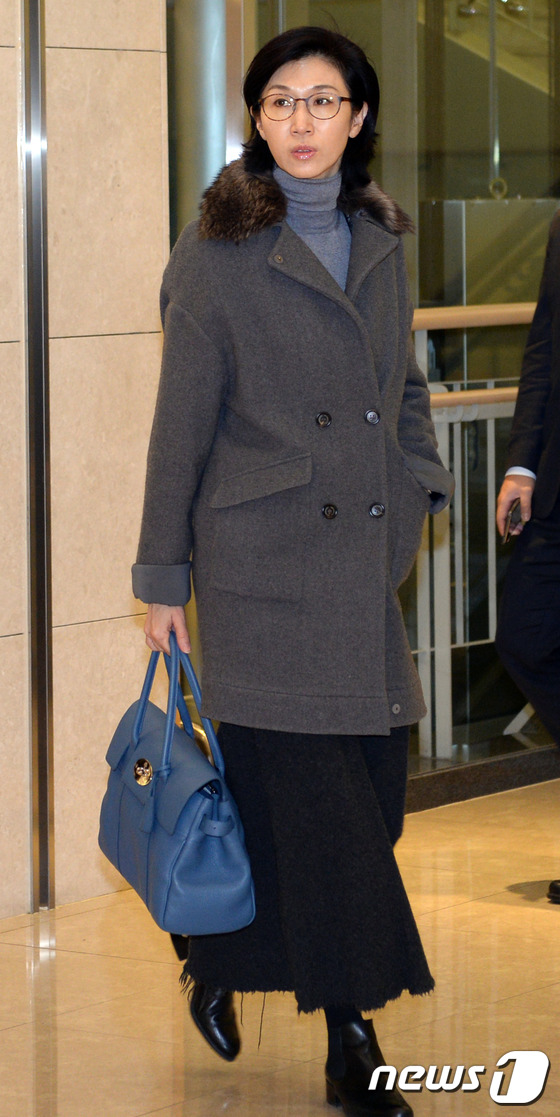 (서울=뉴스1) 김명섭 기자 = 노소영 아트센터 나비 관장이 29일 오전 고 최종건 SK그룹 창업주 부인 노순애 여사 빈소로 들어가고 있다.2016.1.29/뉴스1