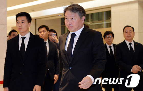 (서울=뉴스1) 김명섭 기자 = 최태원 SK그룹 회장이 29일 오전 고 최종건 SK그룹 창업주 부인 노순애 여사 빈소로 들어가고 있다. 2016.1.29/뉴스1
