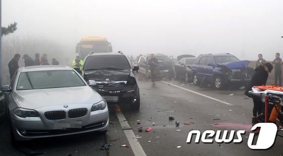 (보령=뉴스1) 조문현 기자 = 3일 오전 8시20분쯤 충남 홍성군 광천읍 서해안고속도로 서울 방면 광천 IC 부근에서 짙은 안개 때문에 연쇄 추돌 사고가 발생, 9명의 사상자가 …