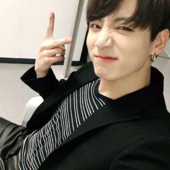 본문 이미지 - '음악중심' 애교로 화제가 된 방탄소년단 정국의 셀카가 눈길을 모은다.ⓒ News1star/ 방탄소년단 공식 트위터