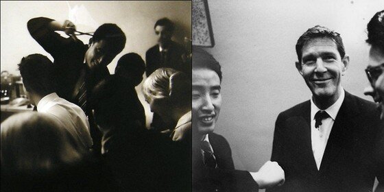 본문 이미지 - 퍼포먼스 '피아노 포르테를 위한 연습곡'(1960) 도중에 무대에서 내려와 존 케이지의 넥타이를 가위로 자르는 백남준(좌측 사진), 공연 후 웃고 있는 존 케이지 ⓒ클라우스 바리쉬(K. Barisch)