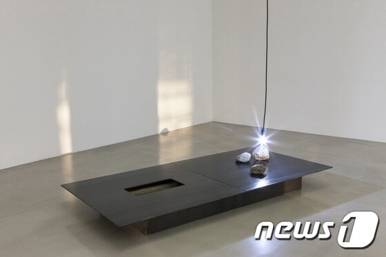 본문 이미지 - 심문섭 회고전 '재현' 중 '프리젠테이션'  연작 (사진제공 아라리오 갤러리)