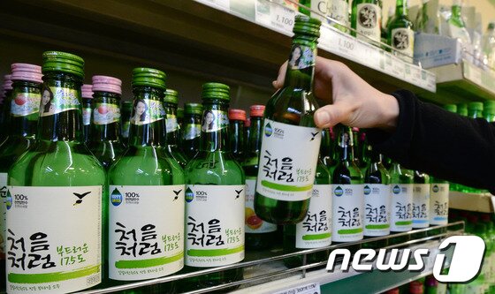 본문 이미지 - 마트에 진열돼 있는 소주들. 2016.1.4/뉴스1 ⓒ News1 허경 기자