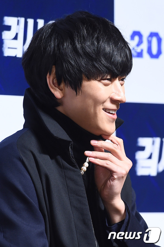 (서울=뉴스1스타) 고아라 기자 = 배우 강동원이 4일 오후 서울 CGV 압구정에서 열린 영화 '검사외전'(이일형 감독) 제작보고회에 참석해 인사를 전하고 있다.'검사외전'은 살인 …