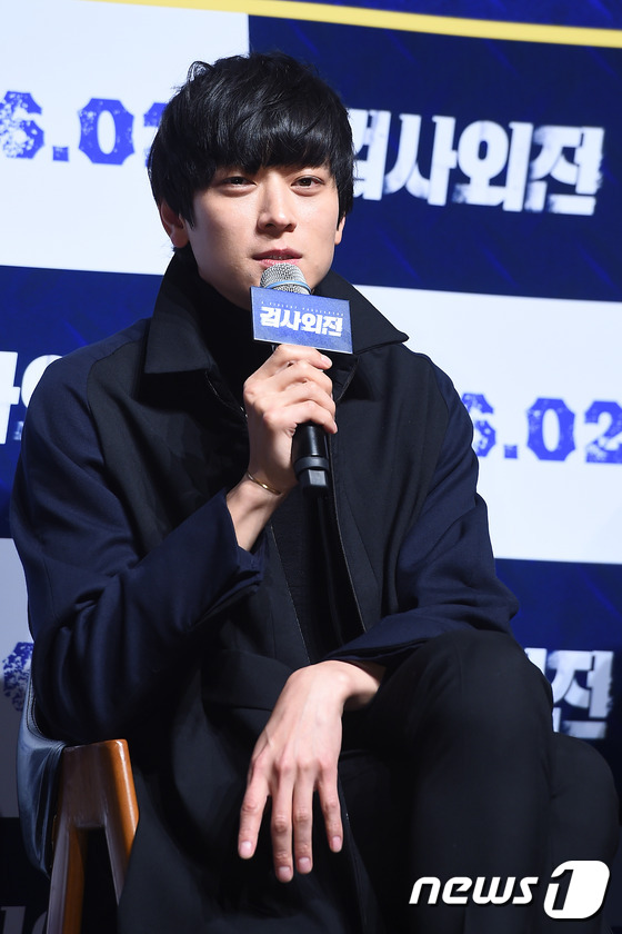 (서울=뉴스1스타) 고아라 기자 = 배우 강동원이 4일 오후 서울 CGV 압구정에서 열린 영화 '검사외전'(이일형 감독) 제작보고회에 참석해 이야기를 나누고 있다.'검사외전'은 살 …