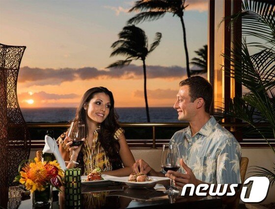 본문 이미지 - 연못과 정원, 구불구불한 길로 이어진 폭포수가 장식하고 있는 카페 카이오와이에서는 뷔페와 간단한 아침 식사가 매일 제공된다. (허니문리조트 제공) ⓒ News1 travel