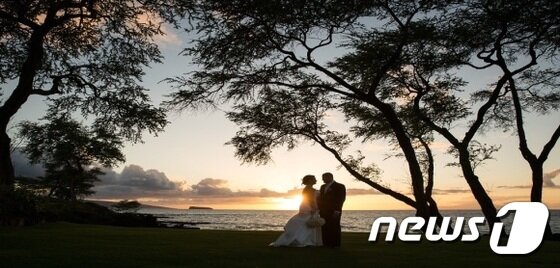 본문 이미지 - 화산암이 펼쳐진 마우니 섬 안에서 가장 아름다운 장소 중의 하나인 이곳은 일몰의 경치가 빼어난 곳으로도 유명하다. (허니문리조트 제공)ⓒ News1 travel