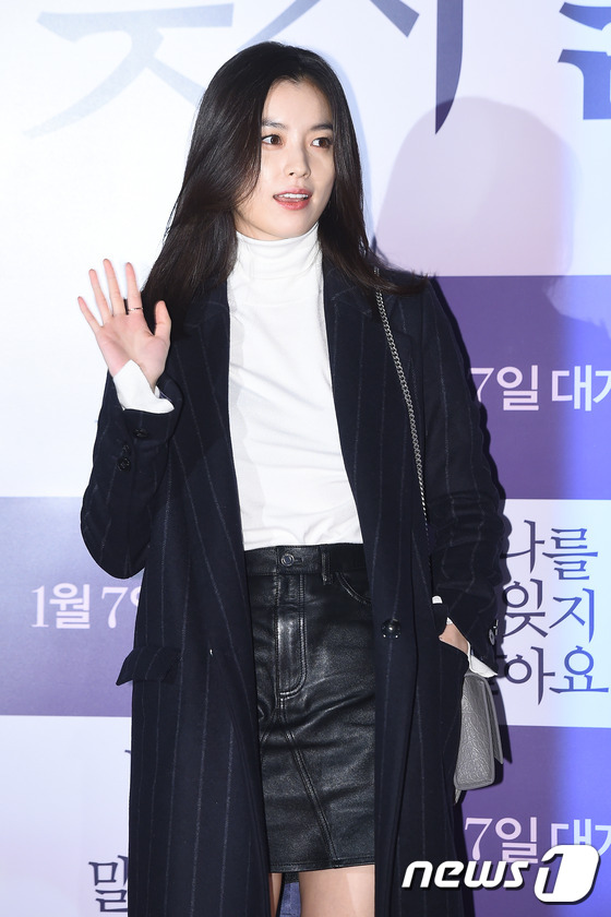 (서울=뉴스1스타) 고아라 기자 = 배우 한효주가 4일 오후 서울 왕십리 CGV 에서 열린 영화 '나를 잊지 말아요'(이윤정 감독) VIP시사회에 참석해 포즈를 취하고 있다.'나를 …