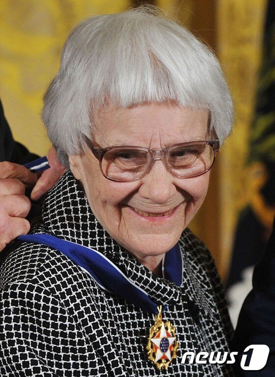 본문 이미지 - 작가 하퍼 리가 훈장을 받고 있다. ⓒ AFP=뉴스1