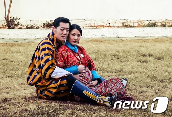 (팀부 AFP=뉴스1) 최종일 기자 = 부탄의 지그메 케사르 남기엘 왕추크 국왕과 제선 페마 왕비의 다정한 모습이다. 왕궁에서 촬영된 것으로 왕실이 5일 공개했다. 이 사진은 왕실 …