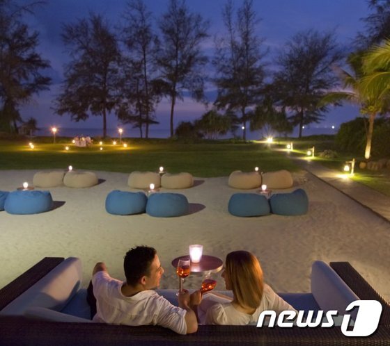 본문 이미지 - 비치에서는 바비큐를 즐기며 아름다운 석양을 감상할 수 있다. (허니문리조트 제공)ⓒ News1travel