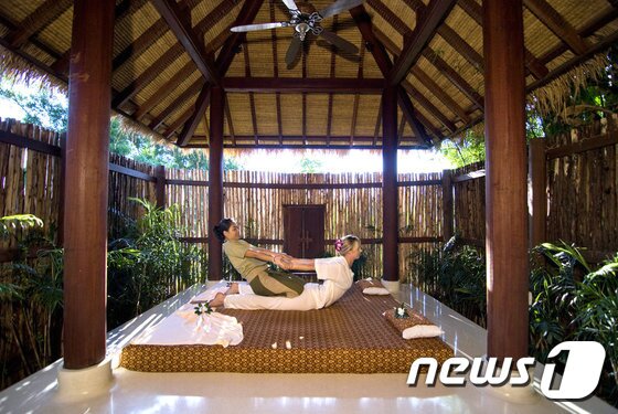 본문 이미지 - 아난타라 푸껫빌라의 스파에서는 전문 테라피스트들이 천연재료로 만든 제품으로 개개인에 맞는 다양한 프로그램의 마사지 서비스를 제공한다.(허니문리조트 제공)ⓒ News1travel