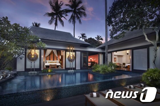 본문 이미지 - 푸껫 마이까오 비치에 펼쳐진 아난타라 푸껫은 푸껫 최고의 풀빌라 리조트다.(허니문리조트 제공)ⓒ News1travel