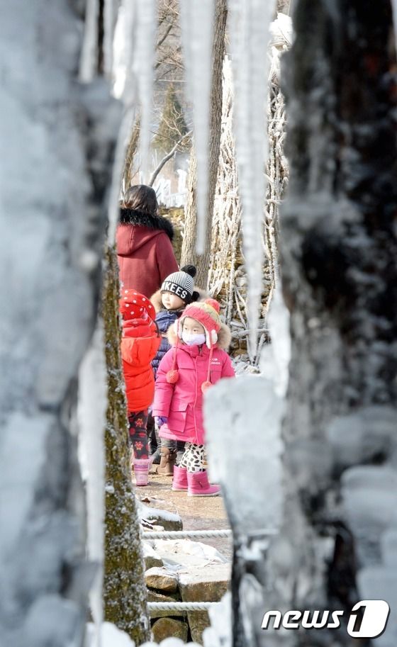 27일 대전·충남은 아침부터 찬 공기가 남하하면서 기온이 평년보다 낮아 춥겠다. 대전 동구 상소동 얼음동산을 찾은 아이들이 빙판길을 조심히 걸어가고 있다. /뉴스1 © News1 신성룡 기자