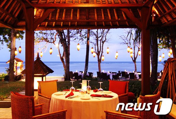 본문 이미지 - 리조트 안에는 레스토랑과 카페,바 등이 마련돼 있어 바깥으로 나가지 않아도 모든 것을 즐길 수 있다. (허니문리조트 제공)ⓒ News1travel