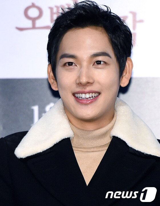 본문 이미지 - 이런 오빠 있으면 좋겠네~ 배우 임시완이 6일 오후 서울 건대 롯데시네마에서 열린 영화 '오빠생각'(감독 이한) 언론 시사회에 참석해 미소를 짓고 있다.  ⓒ News1star / 권현진 기자