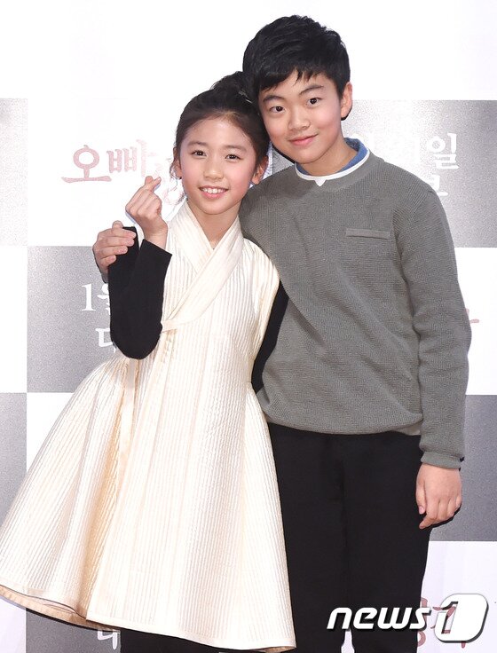 본문 이미지 - 배우 이레, 정준원(오른쪽)이 6일 오후 서울 건대 롯데시네마에서 열린 영화 '오빠생각'(감독 이한) 언론 시사회에 참석해 포즈를 취하고 있다. ⓒ News1star / 권현진 기자