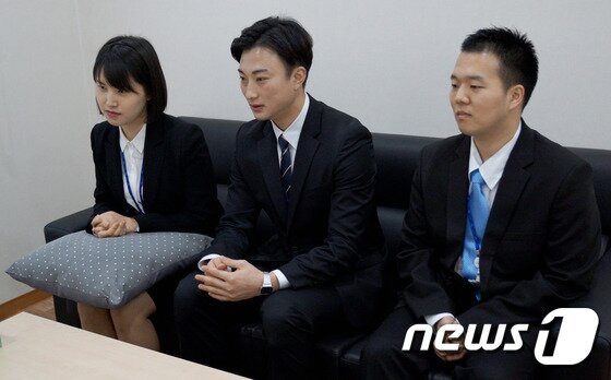 본문 이미지 - 6일 강원 정선 강원랜드 행정동에서 왼쪽부터 신입사원 서경옥(여·32), 나병환(30), 이준범(30)씨가 인터뷰를 하고 있다. 2016.1.6./뉴스1 ⓒ News1 하중천 기자