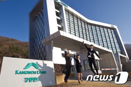 본문 이미지 - 6일 강원 정선 강원랜드 행정동에서 왼쪽부터 신입사원 이준범(30), 서경옥(여·32), 나병환(30), 씨가 점프를 하고 있다. 2016.1.6./뉴스1 ⓒ News1 하중천 기자