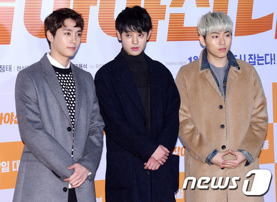 (서울=뉴스1스타) 권현진 기자 = '절친'들의 영화관 나들이~최태준, 정준영, 지코(왼쪽부터)가 6일 오후 서울 코엑스 메가박스에서 열린 영화 '잡아야 산다'(감독 오인천) VI …