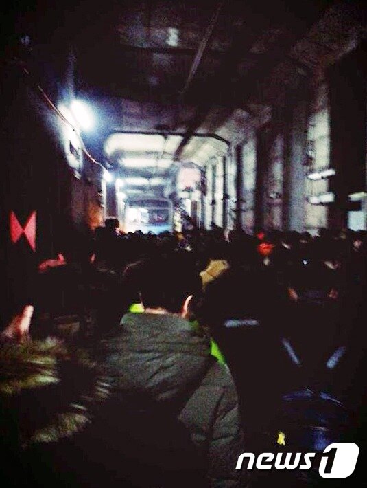 본문 이미지 - 6일 오후 서울 지하철 4호선 한성대입구역과 성신여대입구역 사이 터널에서 열차 고장으로 시민들이 선로위를 걸어 탈출하고 있다.  (트위터 캡쳐) 2016.1.6/뉴스1 ⓒ News1 손형주 기자