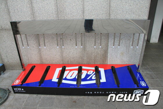 본문 이미지 - 남자 화장실 앞에 새로 설치된 자전거 거치대. 뉴스1트래블 ⓒ News1 travel 조용식 기자