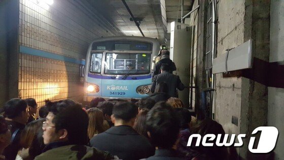 본문 이미지 - 6일 오후 지하철 4호선 서울 한성대입구역과 성신여대입구역 사이에서 멈춰선 전동차에서 승객들이 내려 선로를 따라 탈출하고 있는 모습.( 독자제공) 2016.1.6/뉴스1ⓒ News1