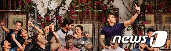 본문 이미지 - 돌체앤가바나 2016봄, 여름 이미지에서 동양인들이 손으로 음식을 먹는 장면이 담겨있어 인종차별 논란이 되고 있다.(돌체앤가바나) ⓒ News1 서송희 기자