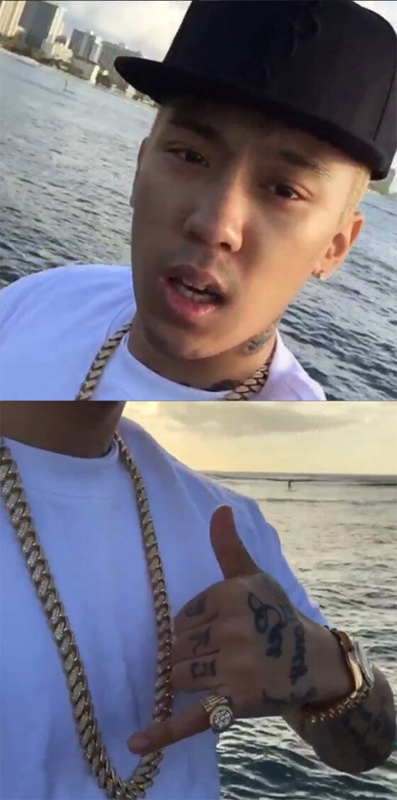 본문 이미지 - '컬투쇼' 도끼가 자신의 목걸이를 자랑했다.ⓒ News1star/ 도끼 인스타그램