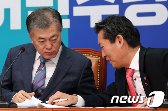 (서울=뉴스1) 박지혜 기자 = 더불어민주당 문재인 대표가 8일 오전 서울 여의도 국회에서 열린 최고위원회의에서 정청래 최고위원과 대화를 나누고 있다. 2016.1.8/뉴스1