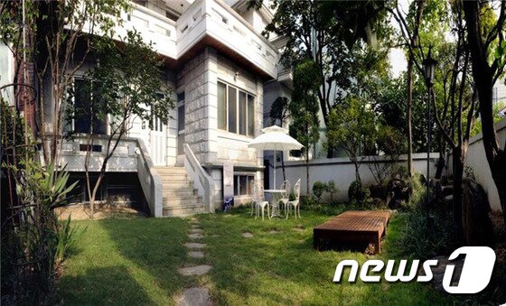 본문 이미지 - 응답하라 1988에 등장한 동룡이네 집은 최규하 전 대통령이 지난 30여 년간 거주한 마포구 서교동 가옥인 것으로 밝혀졌다. 사진은 여름에 촬연한 최규하 전 대통령 자택 모습. (서울시 제공) 뉴스1트래블 ⓒ News1 travel