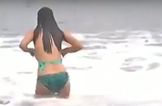 본문 이미지 - 칠레의 여성 리포터가 생방송 중 노출 사고 위험에 직면했다. ⓒ News1star/유튜브