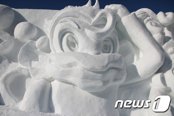 (화천=뉴스1) 정진욱 기자 = 2016년 1월 9일부터 23일간 열리는 '2016 얼음나라 화천, 산천어축제'를 앞두고 8일 축제장인 강원도 화천천 일대에 얼음조각이 위용을 드러 …