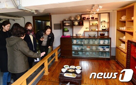 본문 이미지 - 8일 오후 한 케이블 채널 드라마 속 인물이 거주하는 곳으로 그려진 서울 마포구 서교동 故 최규하 前 대통령 가옥을 시민들이 둘러보고 있다. 서울시는 최규하 대통령이 서거 전까지 30여 년간 거주한 가옥을 매입, 유품을 기증받아 2013년 10월부터 무료로 상시개방 하고 있다.2016.1.8/뉴스1 ⓒ News1 민경석 기자