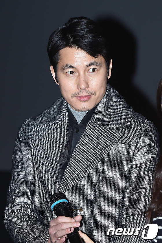 (서울=뉴스1스타) 고아라 기자 = 배우 정우성이 8일 오후 서울 롯데시네마 홍대입구에서 열린 영화 '나를 잊지 말아요'(이윤정 감독) 무대인사에 참석해 인사를 전하고 있다.'나를 …