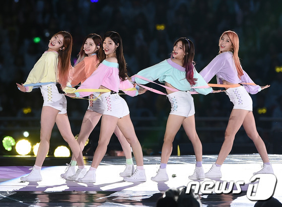 (부산=뉴스1스타) 고아라 기자 = 다이아가 1일 오후 부산 아시아드주경기장에서 열린 ‘2016 부산원아시아페스티벌(2016 Busan One Asia Festival. BOF)’ …