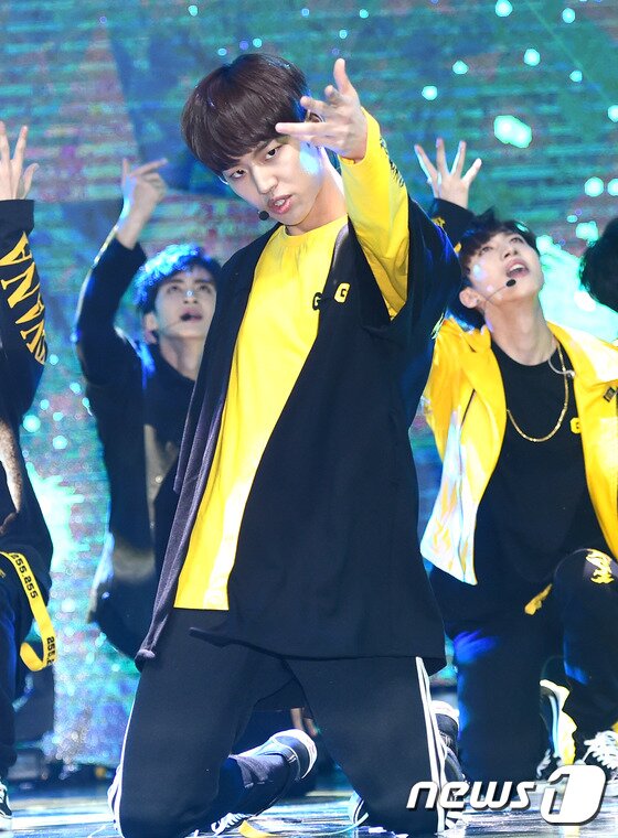 본문 이미지 - 신인그룹 펜타곤 양홍석이 10일 오후 서울 세빛동둥섬에서 첫 번째 미니 앨범 ‘펜타곤(PENTAGON)' 쇼케이스를 열고 신곡을 선보이고 있다. ⓒ News1star 권현진 기자