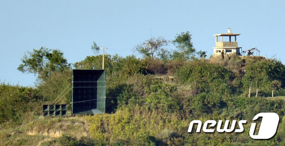 (강화도=뉴스1) 김명섭 기자 = 북한 노동당 창건 기념일인 10일 북한군이 접경지역인 황해남도 연안군에서 우리나라 강화도를 향해 대형 스피커를 이용해 대남방송을 하고 있다. 북한 …