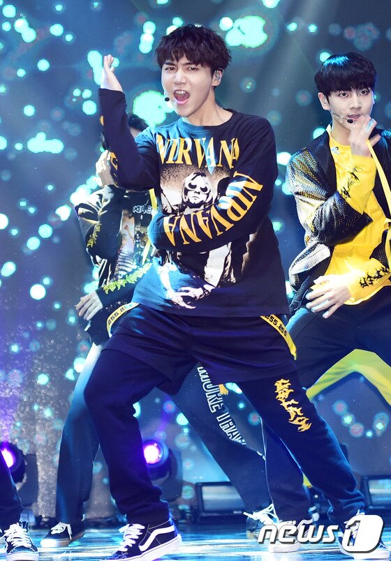 본문 이미지 - 신인그룹 펜타곤 조진호가 10일 오후 서울 세빛동둥섬에서 첫 번째 미니 앨범 ‘펜타곤(PENTAGON)' 쇼케이스를 열고 신곡을 선보이고 있다. ⓒ News1star 권현진 기자